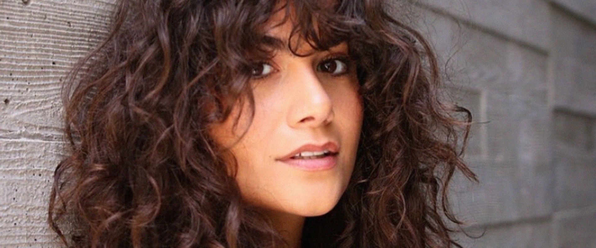 Expert Tips for Styling Curly Hair with Bangs